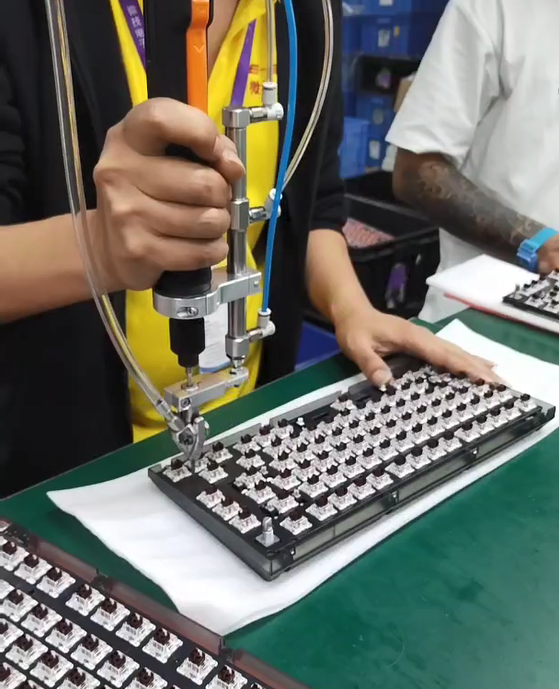 自动吹气手持式键盘打螺丝